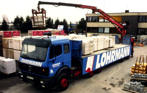 Der Baustoffmarkt Lohrmann hat einen leistungsfähigen Fuhrpark. Hier wird ein LKW Krann gezeigt.